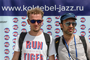 Музиканти гурту Authentic Light Orchestra Андрій Красильников (ліворуч) і Валерій Толстов на прес-конференції учасників фестивалю Koktebel Jazz Party.